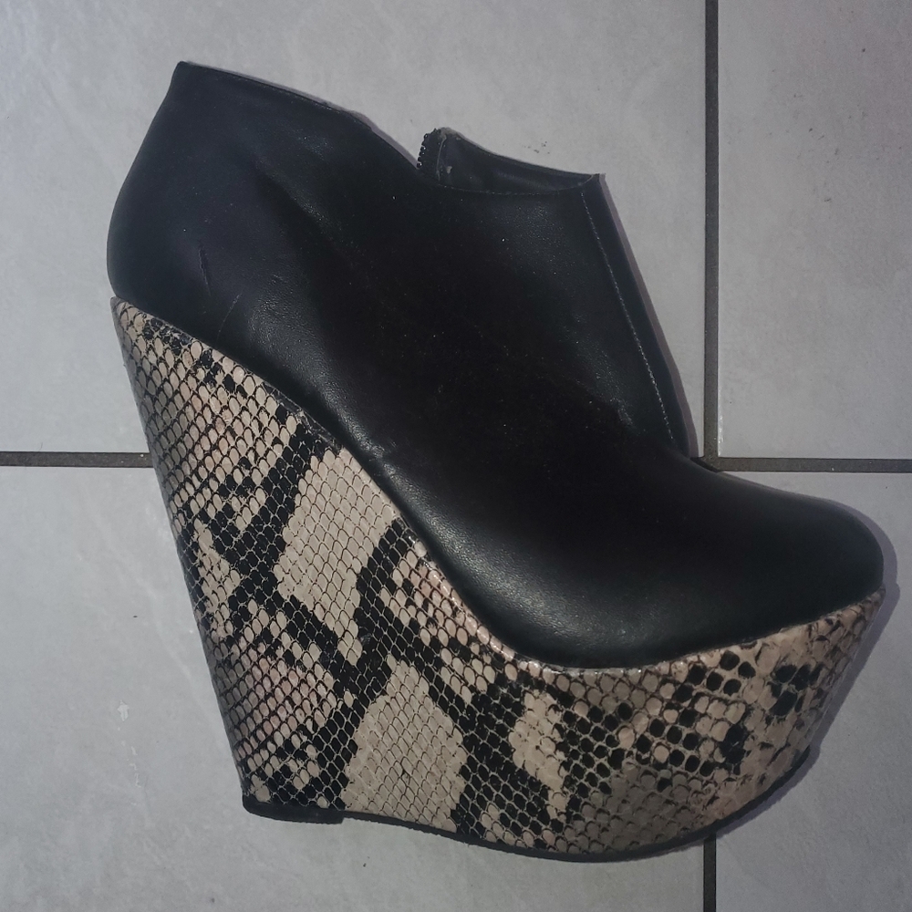 LIKE NEW BLACK AND SNAKE SKIN WEDGES